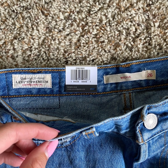 NEW Levi’s Women’s Wedgie Jeans - Picture 5 of 8